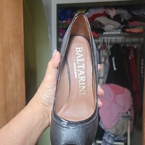 Black Leather Heels with Classic Silhouette